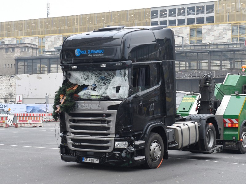 Wenig später wurden entscheidende Hinweise im abgeschleppten Lkw gefunden: Duldungspapiere von Anis Amri, der den Behörden schon länger als Islamist bekannt gewesen war. Später wurden auch noch Fingerabdrücke im Fahrerhaus sichergestellt.