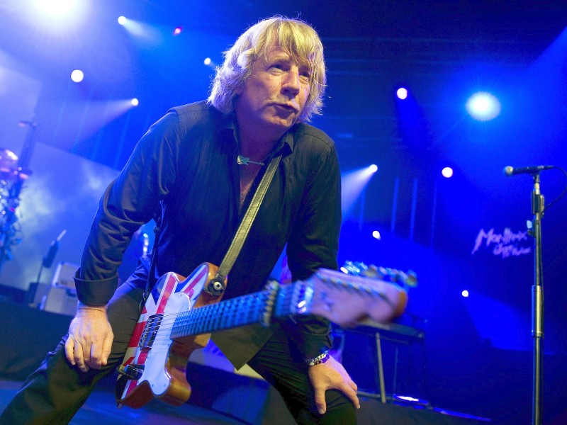 Der Status-Quo-Musiker Rick Parfitt starb am 24. Dezember im Alter von 68 Jahren, wie der Manager der Band auf der Facebook-Seite der britischen Rocker mitteilte. Demnach starb Parfitt in einem Krankenhaus in Spanien an den Folgen einer Infektion. Der Rockstar war bekannt für seine exzessive Lebensweise. 1997 überstand er den ersten Herzinfarkt, gefolgt von Kehlkopfkrebs und zwei weiteren Herzinfarkten.