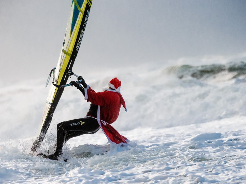 Ein Surfer vor Westerland auf Sylt (Schleswig-Holstein) nutzt das Sturmtief.