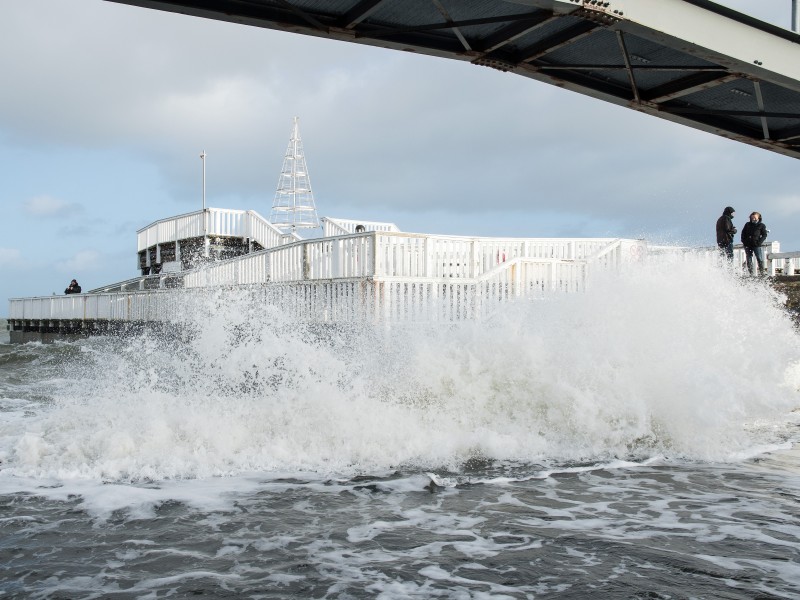 Laut dem Bundesamt für Seeschifffahrt und Hydrographie (BSH) gab es auch an der Nordseeküste Pegelstände von teilweise über zwei Metern. Dem Seewetterdienst zufolge kam es dort mancherorts zu nächtlichen Windböen der Stärke 11, an der Ostseeküste vereinzelt sogar zu Böen der höchsten Stufe 12 mit bis zu 120 Stundenkilometern.