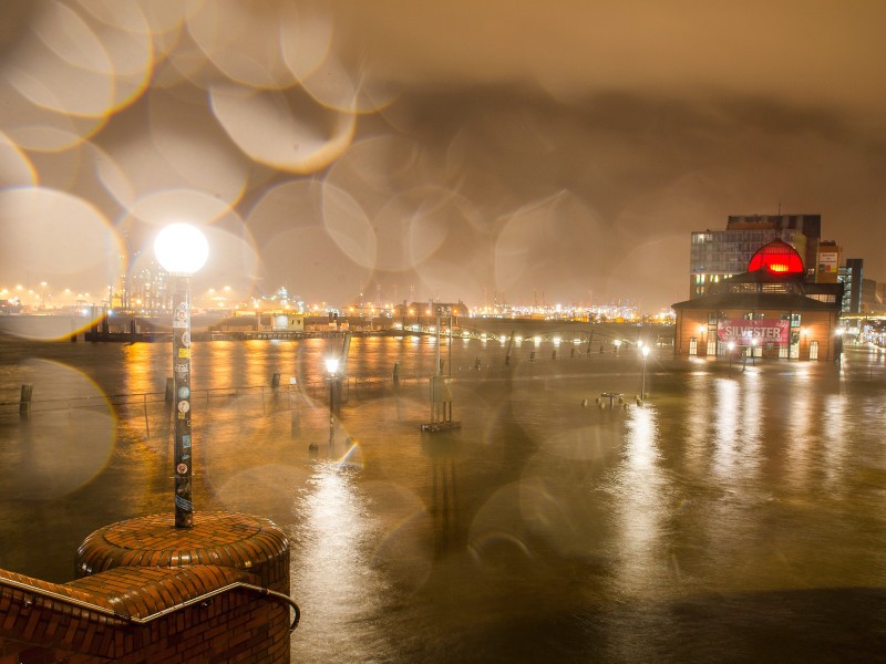 Auch der Fischmarkt mit der Fischauktionshalle wurde überflutet. Laut Polizei lag der Scheitelpunkt des Hochwassers in der Nacht 2,73 Meter höher als das mittlere Hochwasser.