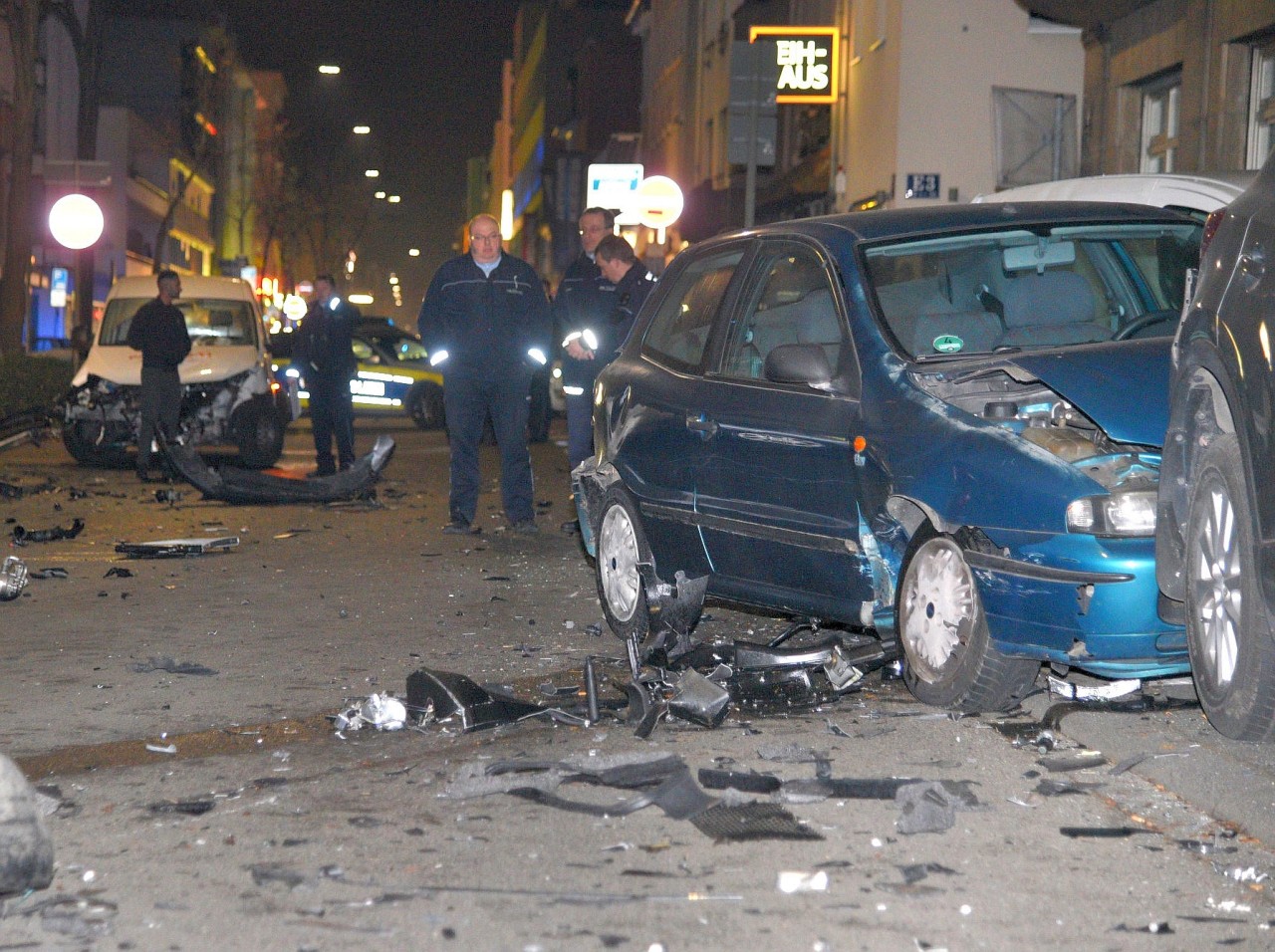 An zwei der geparkten Autos entstand Totalschaden. Der Autoposer war in der 30er-Zone vermutlich deutlich zu schnell unterwegs.