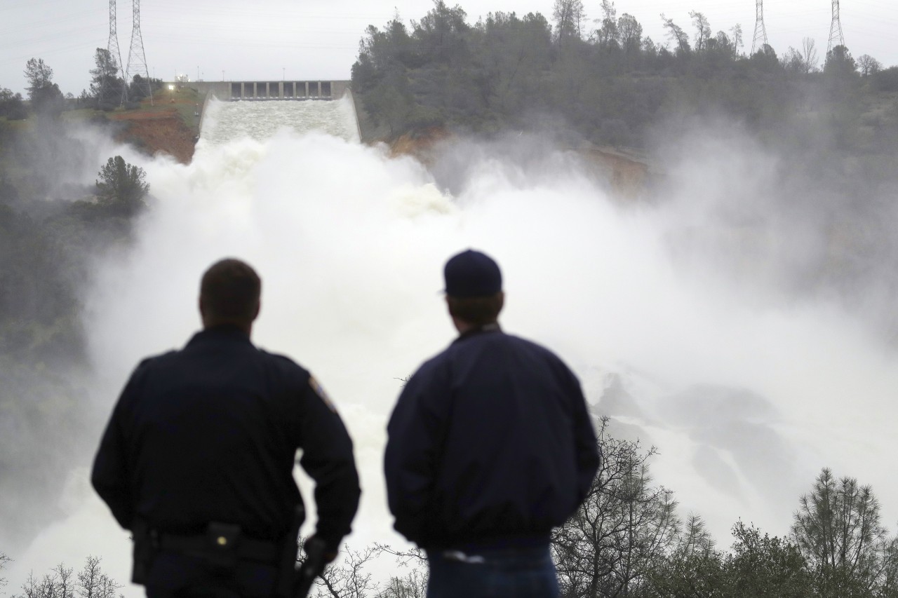 Im Februar 2017 konnte eine Katastrophe verhindert werden, als Wasser aus dem beschädigten Oroville-Damm in den USA kontrolliert abgelassen worden war.