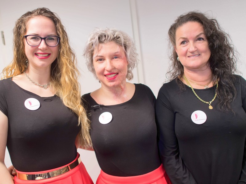 Säureopfer Vanessa Münstermann bei der Pressekonferenz zur Gründung ihres Vereins „AusGezeichnet“ mit ihrer Schwester Melanie Pöppel (links) und Mutter Silvia Ristig.