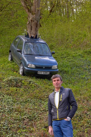 KFZ-Meister Peter Schmitz steht in Altenahr (Rheinland-Pfalz) vor seinem Kunstwerk.