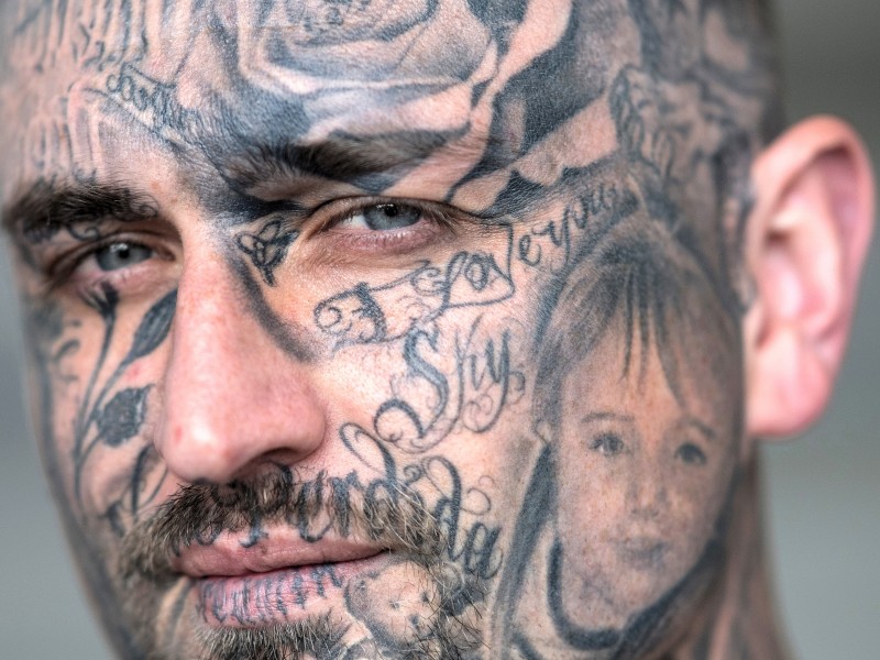 Besonders gefragt seien Porträts von Partnern, Kindern oder Tieren – „Realistic Tattoos“.