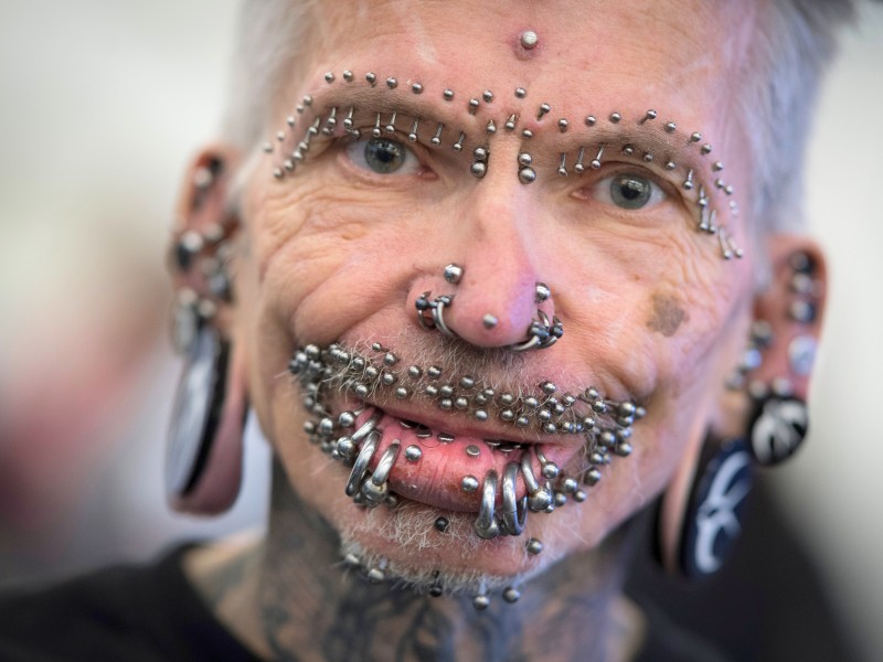 Aber nicht nur Tattoos waren zugegen: Der Dortmunder Rolf Buchholz stellte seine mehr als 450 Piercings zur Schau, einen Teil davon im Gesicht.