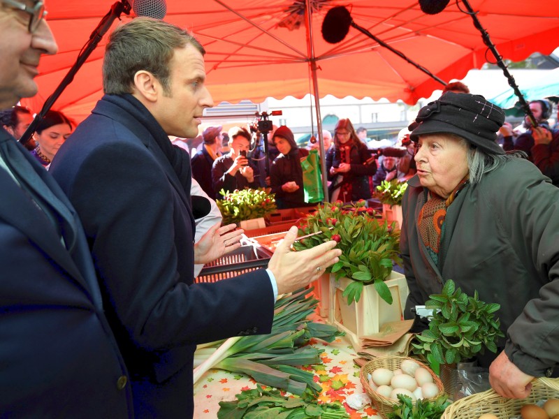 Macron ist wie so viele andere Spitzenpolitiker Frankreichs Absolvent der Elite-Hochschule ENA. Doch er sieht sich nicht als Teil des politischen Establishments, sondern als Erneuerer, der Frankreich aufrütteln und modernisieren will.