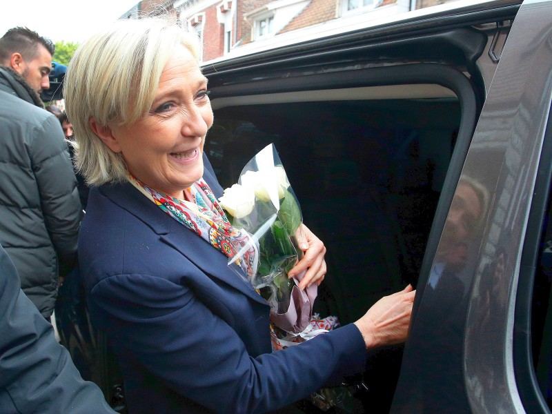 Seine Kontrahentin, die rechtsextreme Kandidatin Marine Le Pen, gab im etwa zwei Stunden von Le Tourquet entfernten Henin Beaumont ihre Stimme ab.