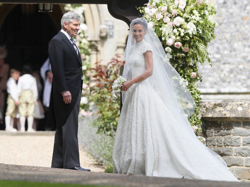 Michael Middleton führt seine Tochter Pippa zum Traualtar. Mit der Hochzeit von Kate und William wurde Philippa Charlotte Middleton berühmt. Das lag auch an dem figurbetonten weißen Kleid von Alexander McQueen, das Kates kleine Schwester als Trauzeugin anhatte und sie zum Internethype machte.