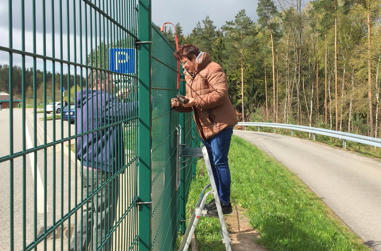 Christina Wagner an ihrem Drive-In-Zaun an der A9.