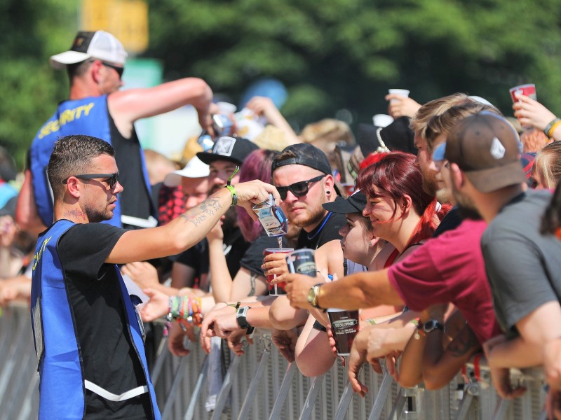 Weil es zumindest zum Start des Festivals extrem warm war, verteilten Ordner Wasser an die Gäste. 