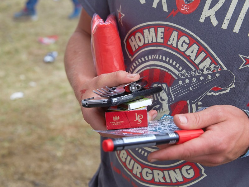 Nur was der Festivalgast in der Hand hat, darf mit. Taschen und Rucksäcke sind auf dem Festivalgelände untersagt.