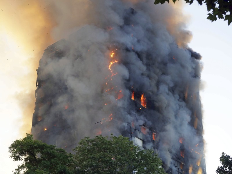 Das Feuer produzierte Unmengen an Rauch.