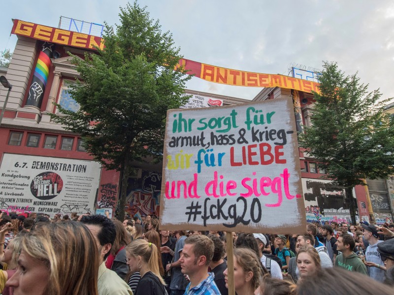 Auch vor dem linken Kulturzentrum Rote Flora fand der tanzende Protestzug statt.