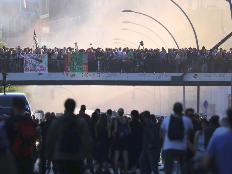 Unter die Demonstranten hatten sich nach Polizeiangaben etwa 1000 Vermummte gemischt – was die Polizei nicht duldete.