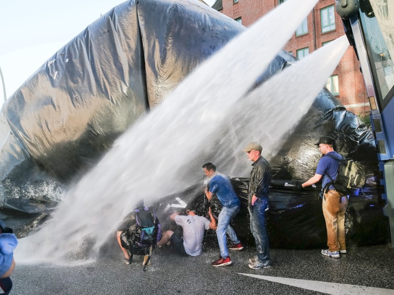 Demonstranten versuchten sich zu schützen.