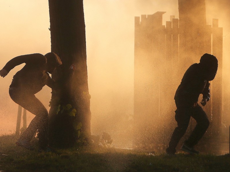 Doch die Bilder, die an Krisengebiete erinnern, werden bleiben. Demonstranten suchten Schutz vor Wasserwerfern.