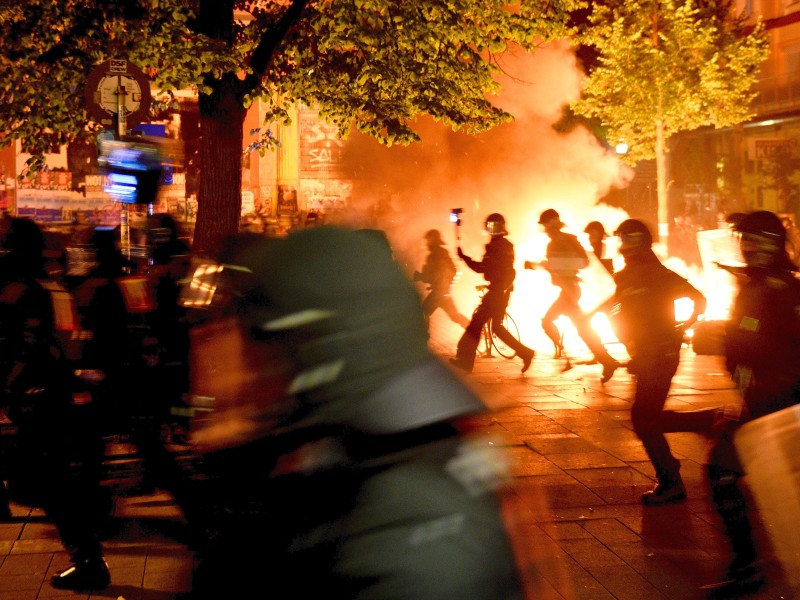 Doch schon in der Nacht zu Freitag gab es im Schanzenviertel auch gewaltsame Ausschreitungen.