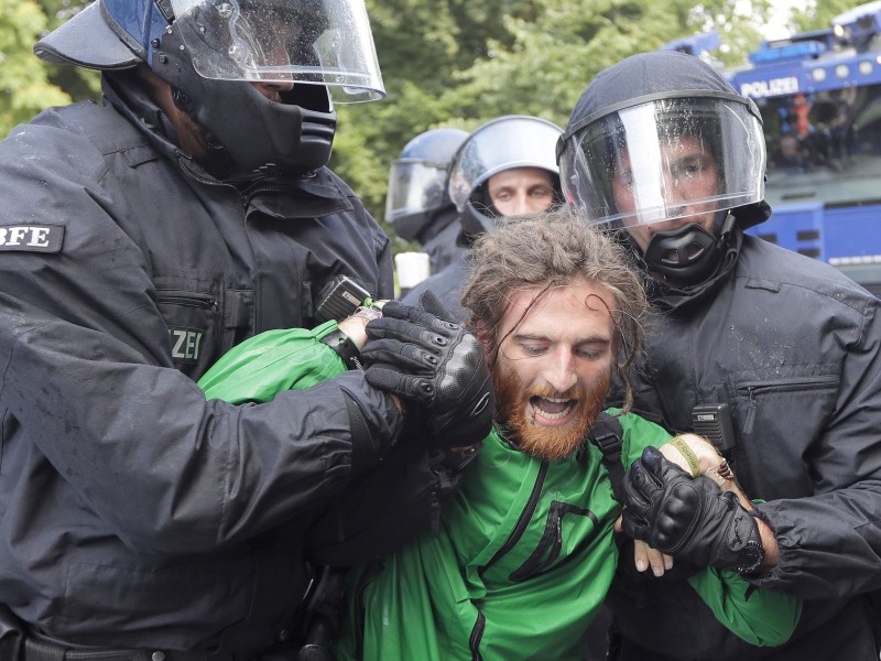 Demonstranten, die versuchten, Straßen zu blockieren, wurden weggetragen und abgeführt.