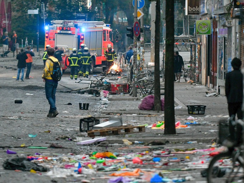 Nach Straßenschlachten am Rande des G20-Gipfels sind die Zerstörungen im Hamburger Schanzenviertel groß. Einsatzkräfte der Feuerwehr löschen am Sonnabendmorgen (8. Juli 2017) die letzten Brände.