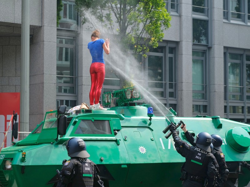 Ein starkes Bild vom Tag zuvor: Diese Demonstrantin war auf ein gepanzertes Räumfahrzeug geklettert. Polizisten versuchten, sie mit Pfefferspray wieder herunterzubekommen.