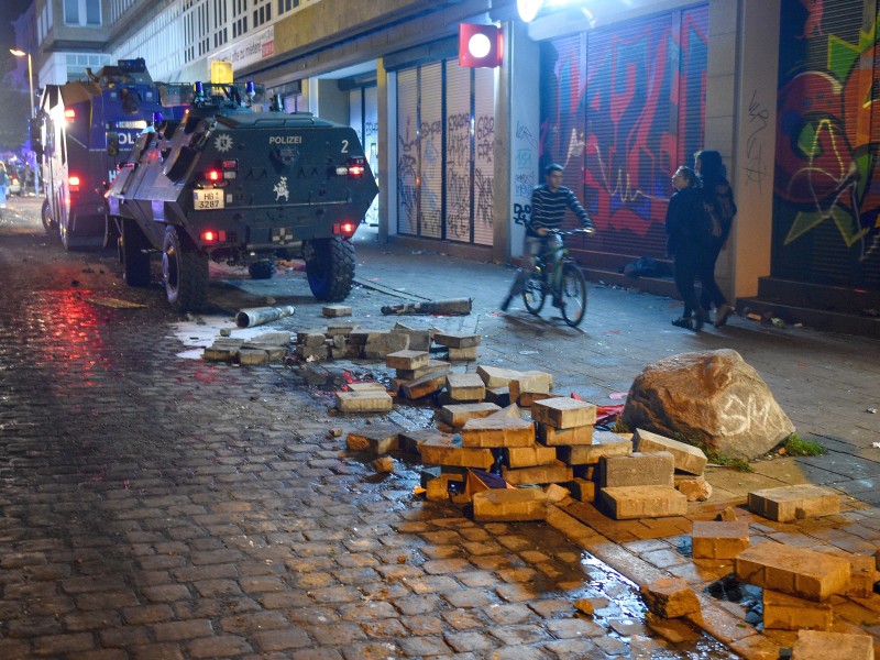 In der Nacht zuvor waren gewaltbereite Demonstranten auch mit Pflastersteinen auf Polizisten losgegangen.