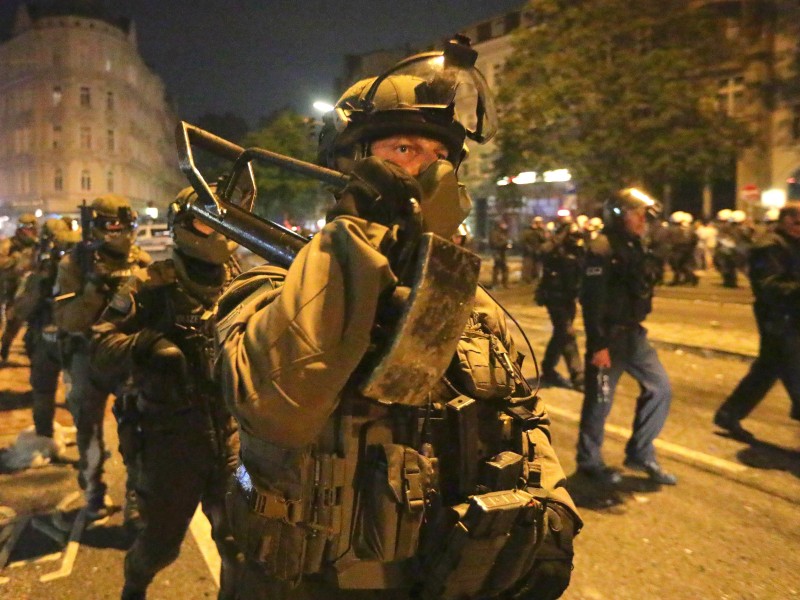 Spezialkräfte der Polizei versuchten, die Lage im Schanzenviertel unter Kontrolle zu bringen.