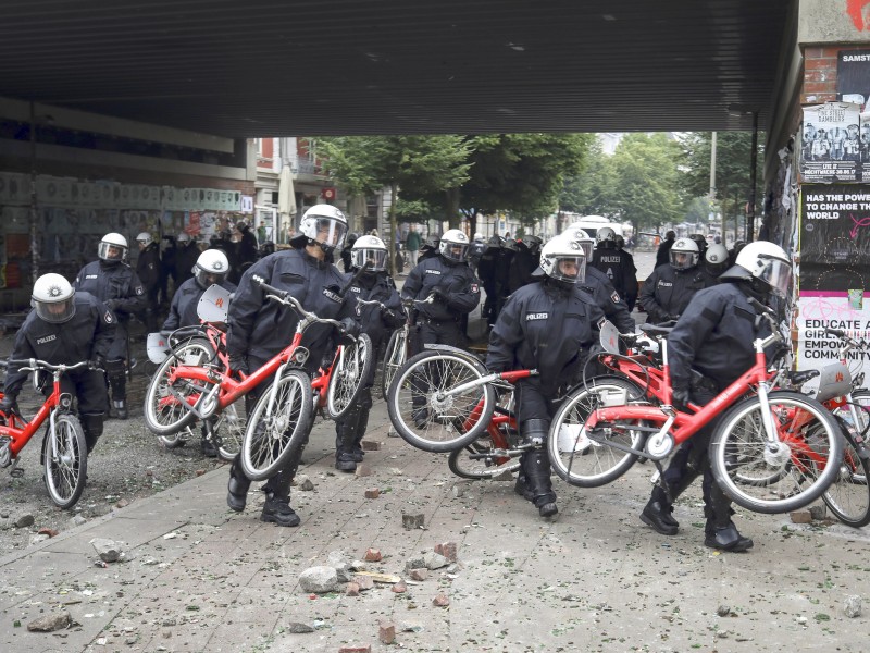 Polizeibeamte räumten am Morgen Miet-Fahrräder von der Straße Schulterblatt im Schanzenviertel.