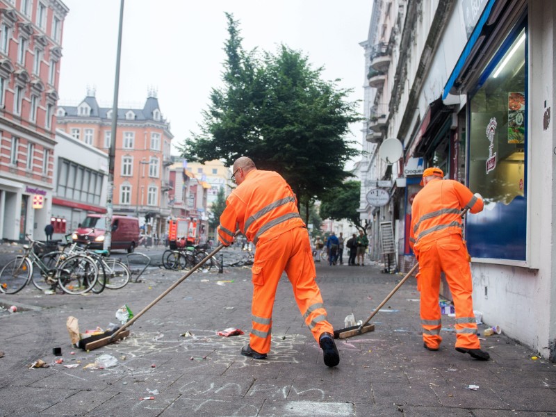 Am Morgen nach den Krawallen wird das Ausmaß der Zerstörungswut sichtbar – und das Aufräumen beginnt.