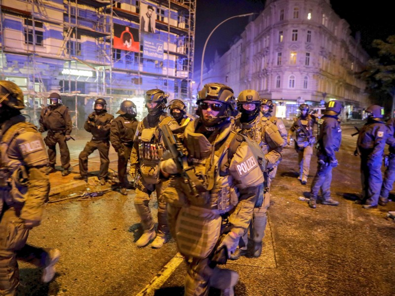 Die Polizei war mit mehr als 20.000 Einsatzkräften in der Stadt, hatte am Freitagmorgen nochmal Verstärkung aus anderen Bundesländern angefordert. In der Nacht zu Samstag stürmten Spezialeinsatzkräfte der Polizei den verbarrikadierten Teil des Schanzenviertels.