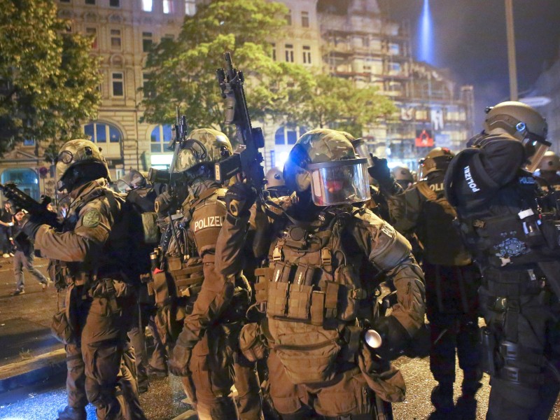 Bis Samstag waren schon mehr als 200 Polizisten bei den Ausschreitungen verletzt worden. Wie viele Demonstranten verletzt wurden, wurde zunächst nicht bekannt.