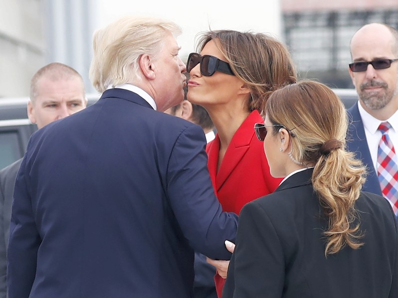 Donald Trump und seine Frau Melania geben sich ein Küsschen zum Abschied.