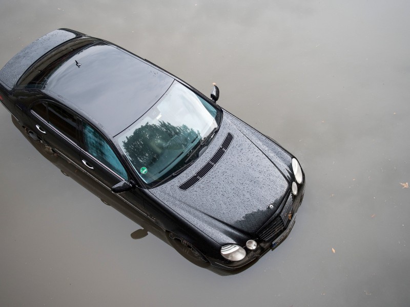 Auch in Köln hatte die Feuerwehr viel zu tun, sie musste etwa 550 Mal ausrücken. Viele Unterführungen und Straßenzüge stünden unter Wasser, sagte ein Sprecher der Feuerwehr. Zahlreiche Autos blieben liegen.