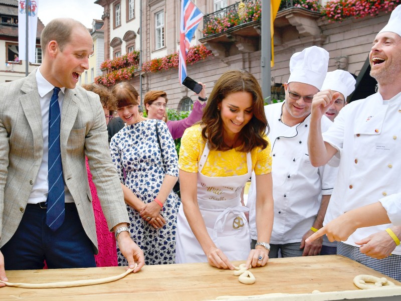 Kate scheint aus dem Teig die perfekte Brezel formen zu können.