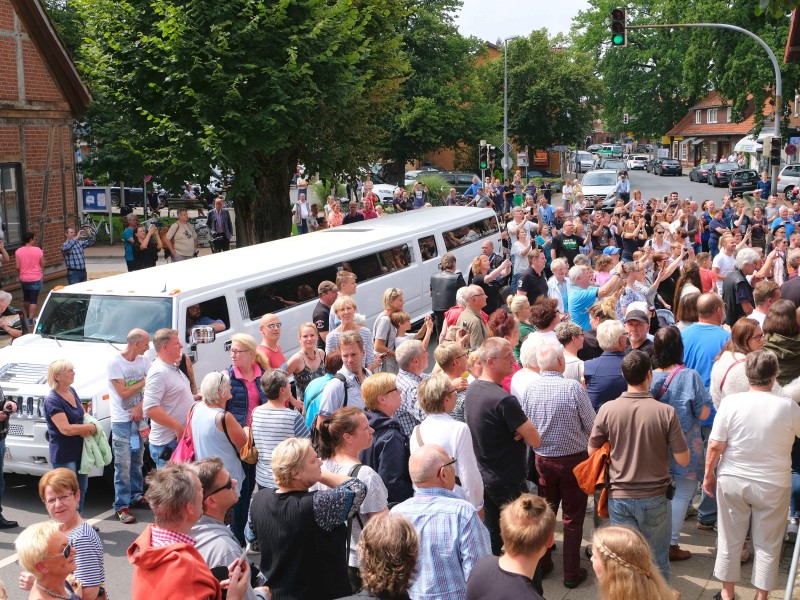 Entlang der Straße hatten sich zahlreiche Schaulustige versammelt.