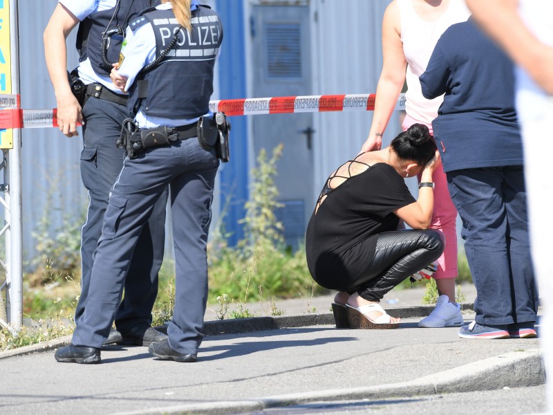 Mindestens drei weitere Personen wurden durch den Kugelhagel in der Diskothek schwer verletzt. Andere mussten von Seelsorgern betreut werden.