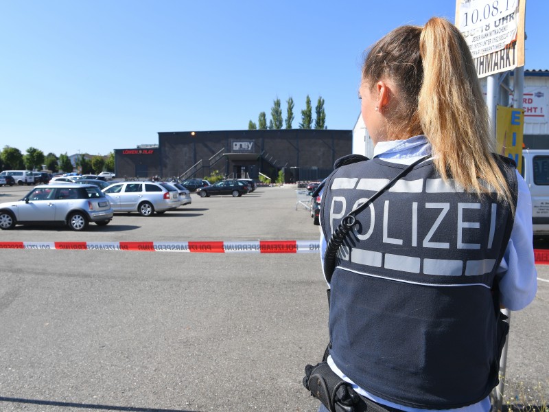 Der Schütze war polizeibekannt und vorbestraft wegen schwerer Körperverletzung und Verstößen gegen das Betäubungsmittelgesetz. 