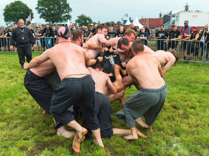 Wer nicht zur Blaskapelle mosht, kämpft um einen mit Tannenzapfen gefüllten Stoffsack. Das Spiel aus dem Mittelalter heißt „Bruchenball“. 