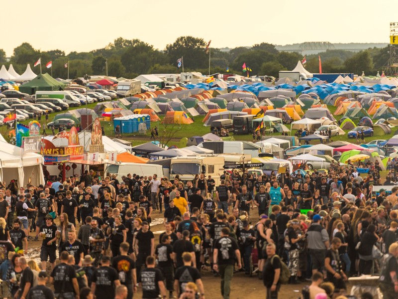 Metal-Fans tragen gern Schwarz.