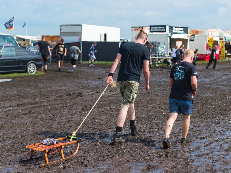 Auch diese Festivalbesucher wissen Bescheid: Es wird regnen, es wird matschig, Schlitten sind gute Hilfsmittel für den Transport von Festival-Notwendigkeiten. 