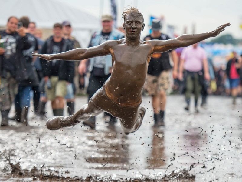 Ohne Matsch kein Wacken. Das bewies dieser Besucher gleich zum Start des Festivals.