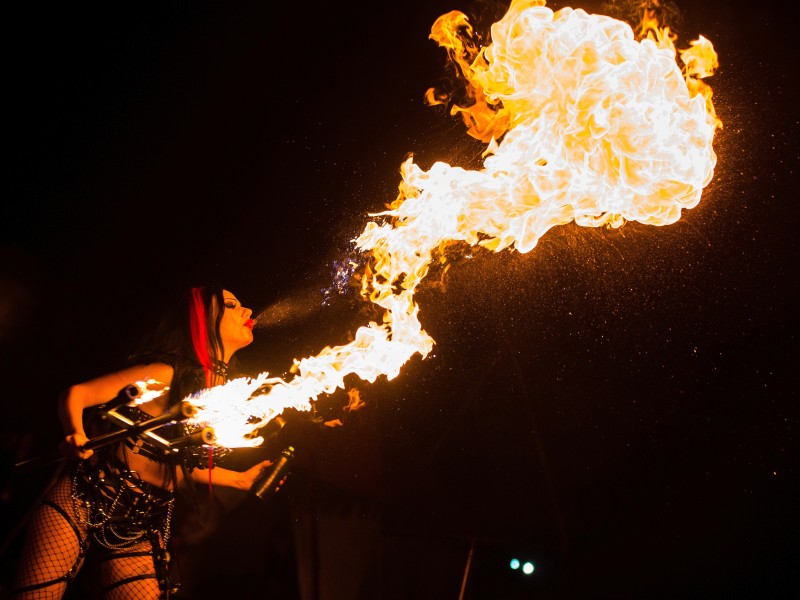 Eine Darstellerin der Feuershow „Pyrohex“ spuckte etwas mehr Feuer als ihr Kollege.