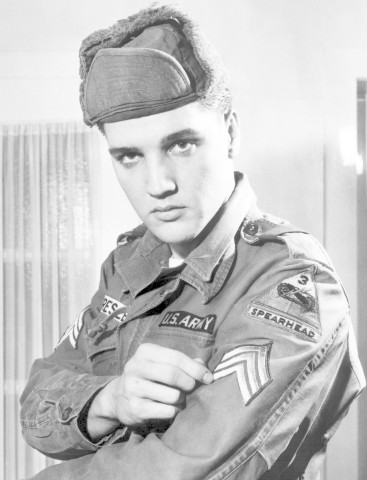 Im Januar 1960 wurde Elvis Presley, der in Friedberg seine Wehrpflicht ableistete, zum Sergeanten befördert. Nach der Beförderung führte er eine Jeep-Aufklärungstruppe der 3. Amerikanischen Panzerdivision.