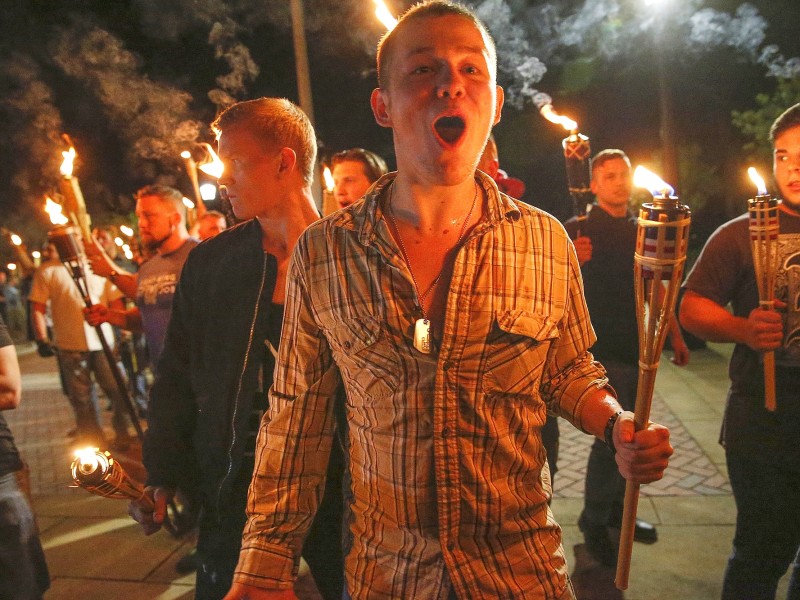 Schon am Freitagabend marschierten Nationalisten und Rechtsextremisten mit Fackeln über den Campus der University of Virginia in Charlottesville.