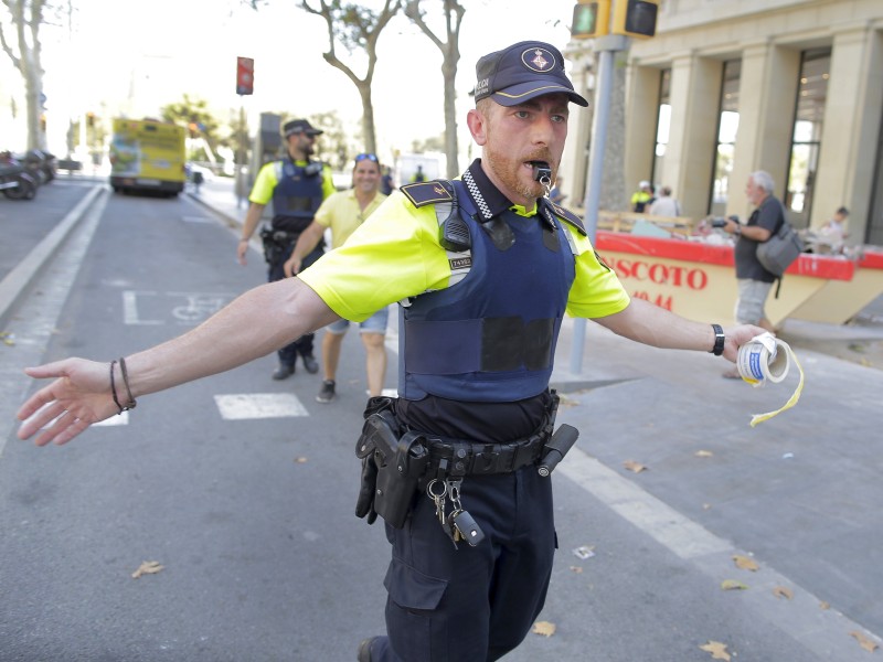 Die Polizei sperrte den Bereich um den Anschlagsort großräumig ab. 