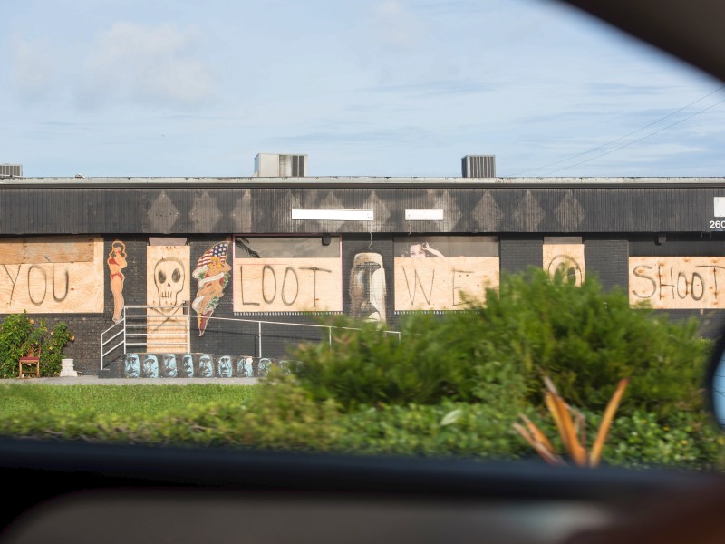 Der Besitzer dieses Tattoo-Studios in Fort Lauderdale warnt dagegen Plünderer: „Ihr plündert, wir schießen“.