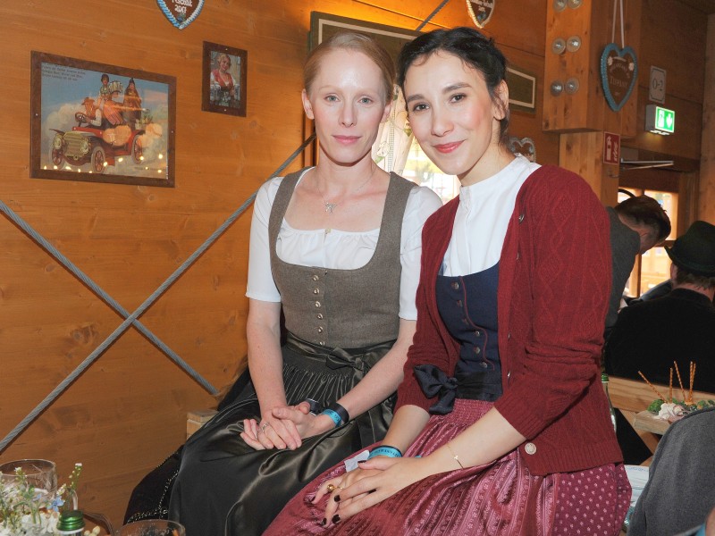 Ruhiger ließen es dagegen die Schauspielerinnen Susanne Wuest und Sibel Kekilli (v.l.) angehen.