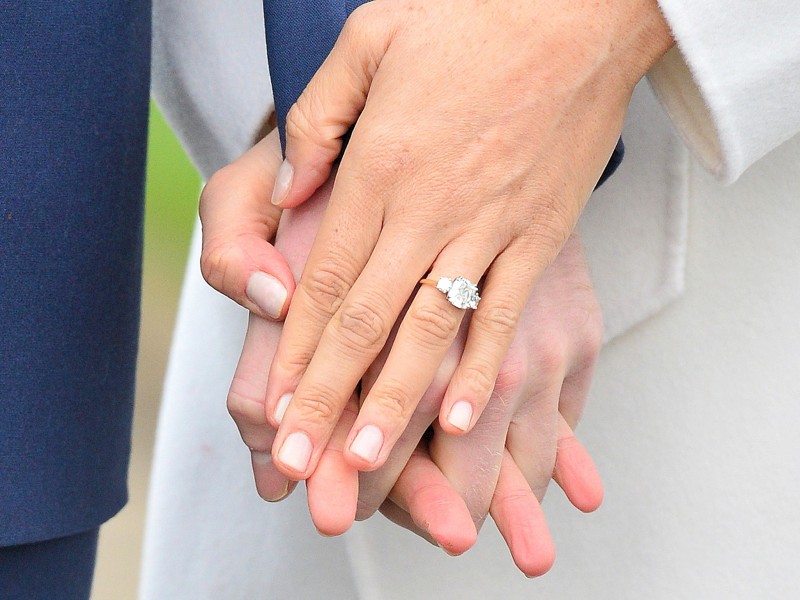 In den Diamantring, den Markle in die Kameras hielt, seien Edelsteine eingearbeitet, die einst Diana gehörten. Ein großer Diamant in der Mitte stamme aus Botswana. Den Ring habe Harry selbst entworfen.