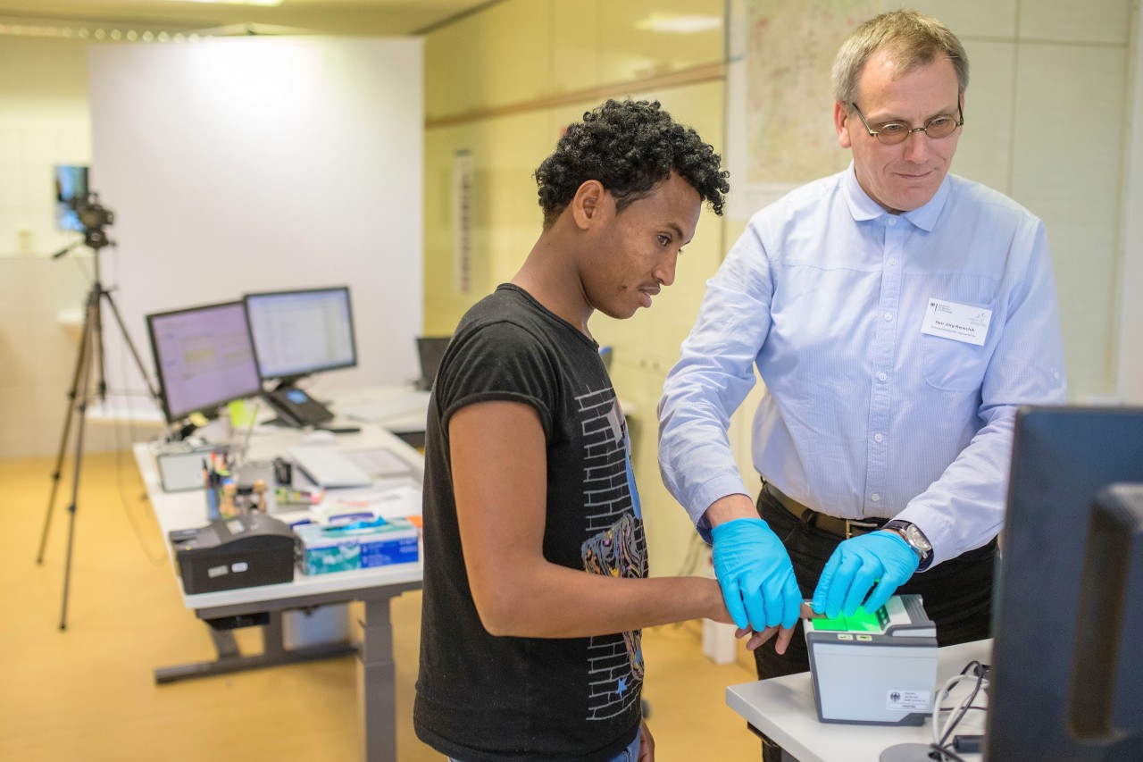 Ein nach eigenen Angaben aus Eritrea stammender Flüchtling wird in der Erstaufnahmestelle in Suhl (Thüringen) registriert.